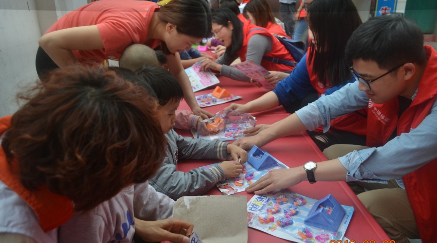 中国移动清远分公司志愿团分队来我中心与孩子们参与活动